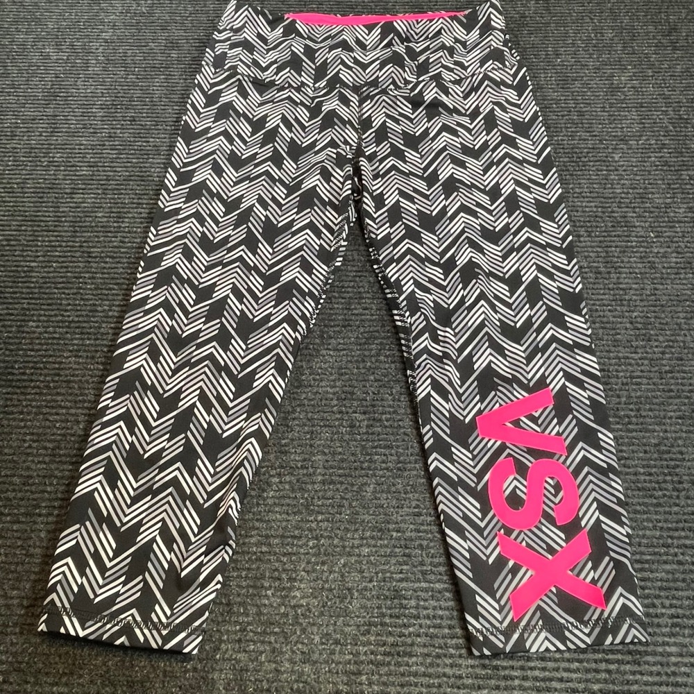 Victoria's Secret VSX Sport Knockout Capri Leggingsβ Chevron Pink Logo Large